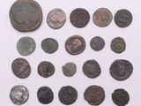 un assortiment de pièces de monnaie romaines antiques sur un fond blanc