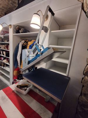 une pièce dans laquelle se trouvent un lit, une table et une chaise