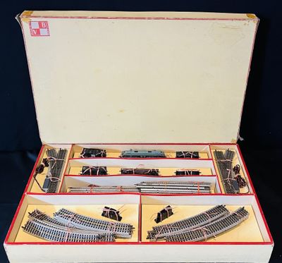 une boîte contenant un train sur une table