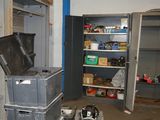 une pièce remplie de boîtes et d'étagères