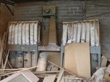 un tas de bois au milieu d'une pièce