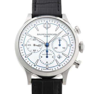 gros plan d'une montre sur fond blanc