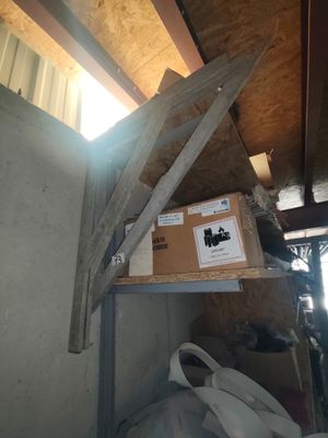 une boîte posée sur une étagère