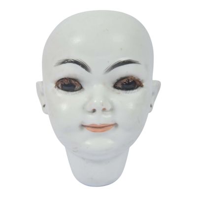 une tête de mannequin blanche aux yeux et aux sourcils bruns