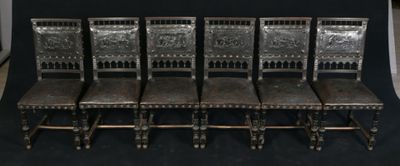 six chaises anciennes sont alignées devant un fond noir