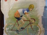 une affiche représentant un homme à vélo accrochée au mur