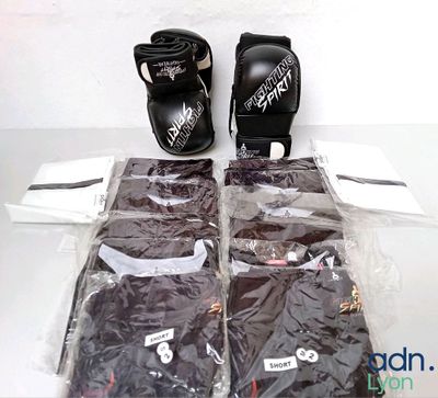 quatre paires de gants de boxe et une paire de gants