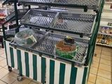 une vitrine dans une épicerie où sont exposés de nombreux articles