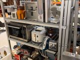 de nombreux appareils électroménagers qui se trouvent sur les étagères de la pièce