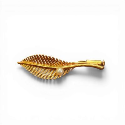Broche en or jaune (750 millièmes) en forme de plume ornée d…
