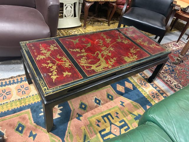 Table basse à décor asiatique et laqué noir, plateau vert