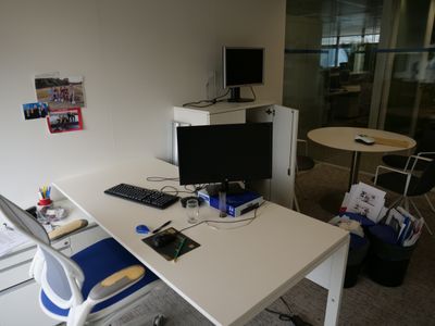 un bureau blanc sur lequel se trouvent un ordinateur et un clavier