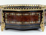 une boîte noire et dorée ornée d'un motif doré