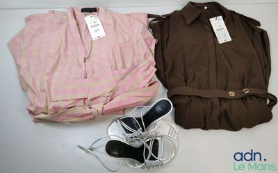 deux chemises et une paire de chaussures posées sur une table