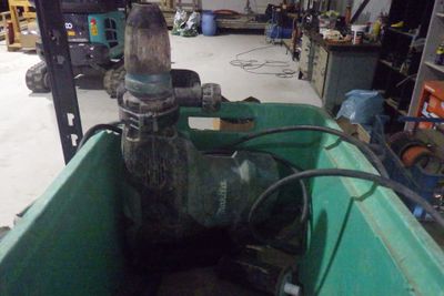 un bac vert contenant une pompe à eau