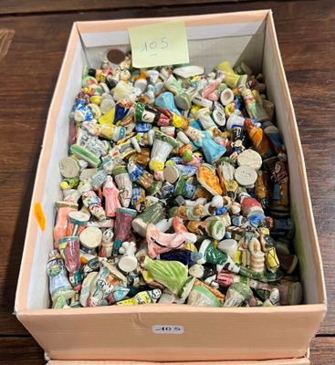 une boîte remplie d'objets assortis posée sur une table