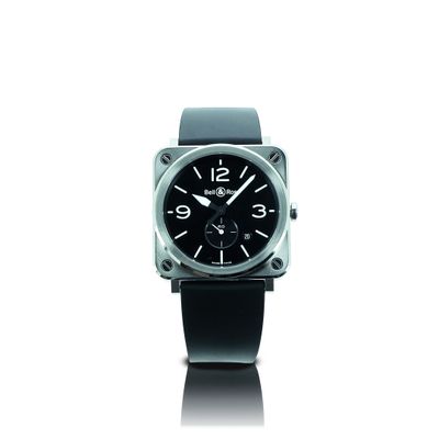une montre noire posée sur une surface blanche, sur fond blanc