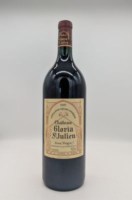 une bouteille de vin posée sur une table à côté d'une bouteille de vin