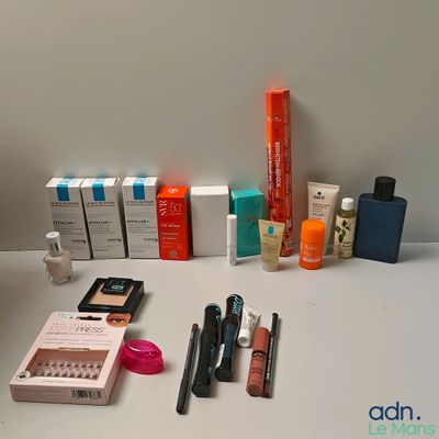 une table blanche sur laquelle sont disposés de nombreux produits de beauté