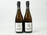 deux bouteilles de vin posées l'une à côté de l'autre sur une surface blanche