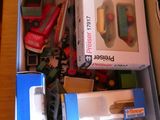 une boîte remplie de jouets variés posée sur une table