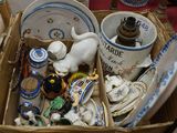 une boîte remplie d'objets assortis posée sur une table