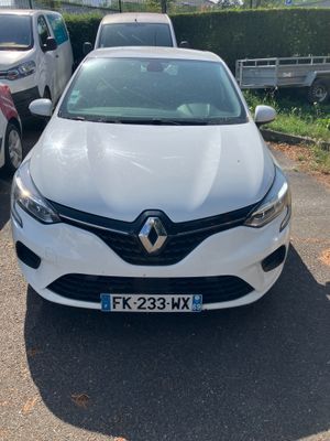 la voiture blanche est garée dans le parking à côté d'autres voitures