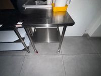 G2: Table inox à roulettes (photo 2)