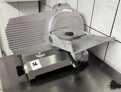une photo d'une trancheuse à viande dans une cuisine professionnelle