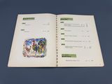 un livre ouvert avec l'image d'un chat dessus