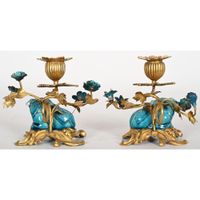 PAIRE DE CHARMANTS PETITS BOUGEOIRS en bronze et porcelaine … (photo 3)