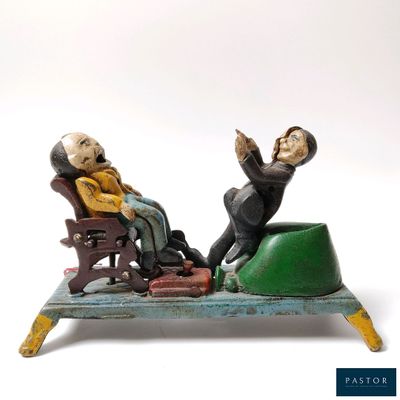 une figurine représentant deux personnes assises sur un banc