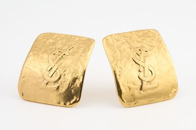 deux boucles d'oreilles en or en forme de manchette, ornées d'initiales et d'un serpent