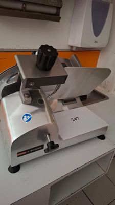 une machine posée sur un comptoir