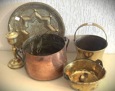 trois types différents d'objets métalliques posés sur une table