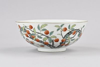 une image représentant un bol orné d'oranges et de feuilles