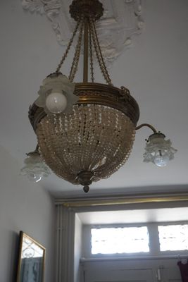 un lustre suspendu au plafond d'une pièce