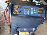 une machine bleue qui se trouve dans un garage