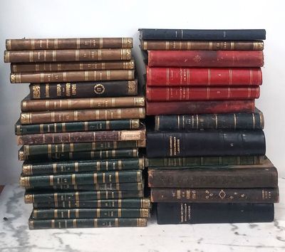 plusieurs livres empilés sur une table