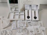 beaucoup de montres dans la boîte posée sur la table