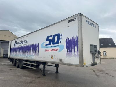 un camion qui est garé dans un parking