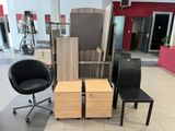 deux chaises et une table au milieu d'une pièce