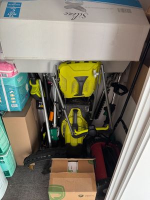 une petite pièce avec beaucoup de cartons et d'outils par terre