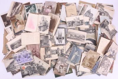 une pile de vieilles photos posée sur une table