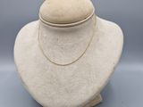 gros plan d'un mannequin portant un collier