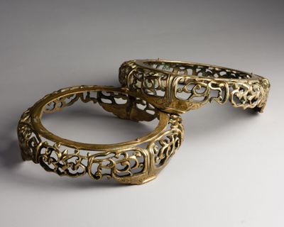 paire de bracelets anciens en laiton au motif en filigrane