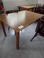 Lot de 8 tables en formica. 7 en 120X80X74 cm et 1 en 80X80X…