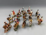 Les figurines représentent des soldats de couleurs et de tailles variées.