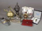 un grand nombre d'objets posés sur une table
