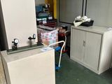 un réfrigérateur et un congélateur dans un garage
